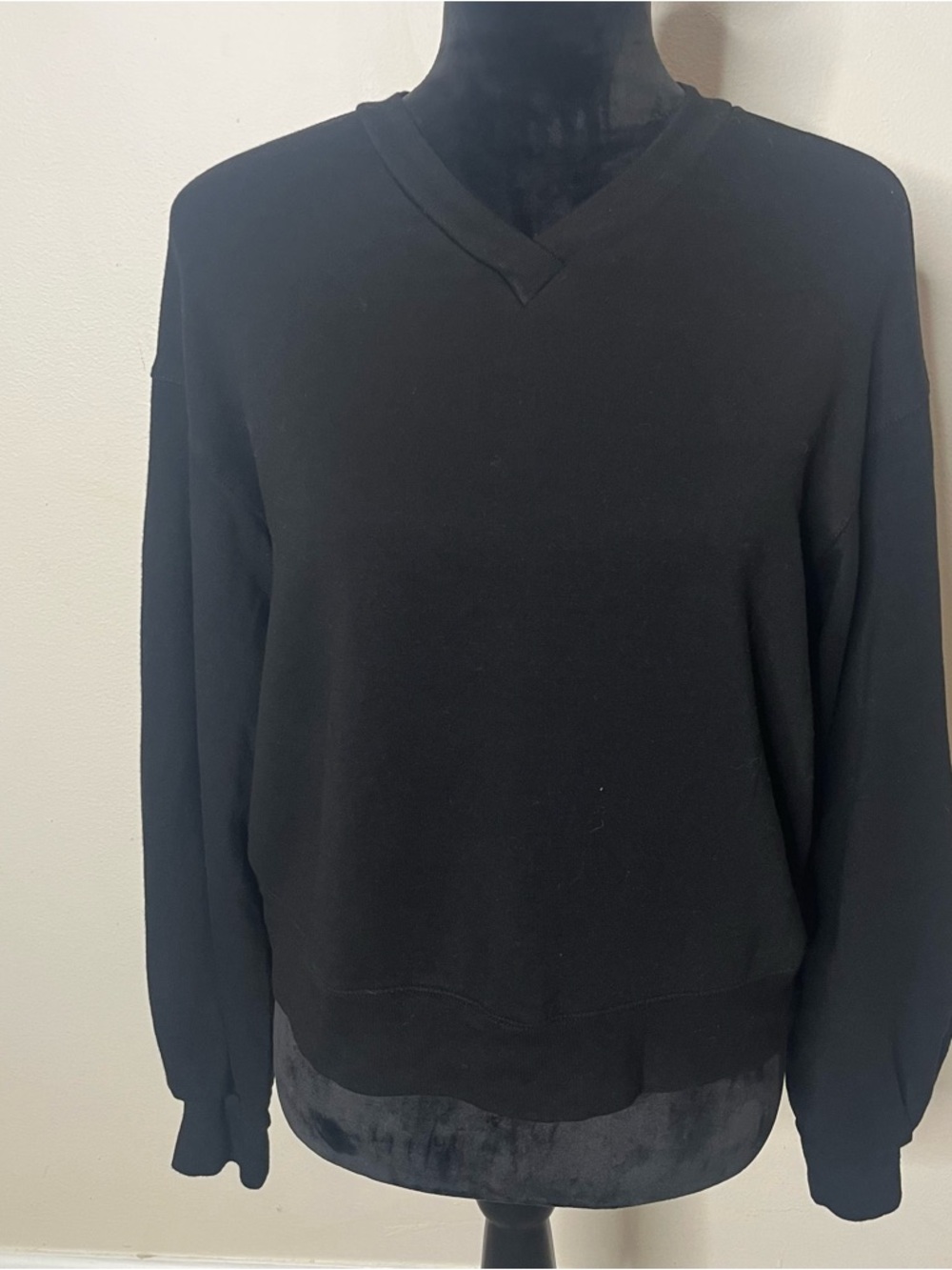 Monrow Women’s Black Super Soft V~Neck Fleece Pullover Sweatshirt Sz S - Picture 2 of 9